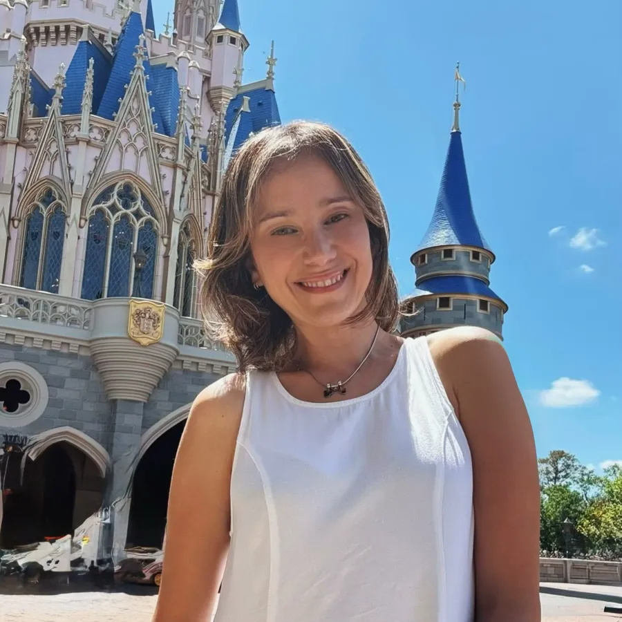 Ana Letícia Torres sorrindo em frente ao castelo do Magic Kingdom